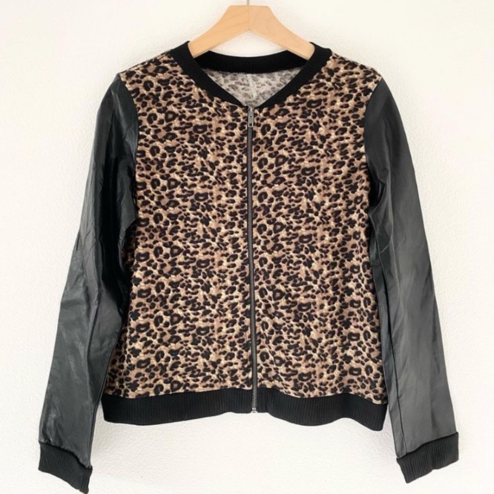 🦋 3/$15 Leopard print jacket with faux leather sleeve